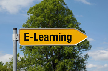 Fototapeta premium Pfeil mit Baum E-LEARNING