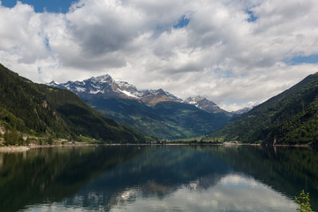 Fototapeta na wymiar Poschiavo Lake, jezioro w Szwajcarii w Alpach
