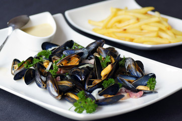 moules marinières  frites et crème fraîche 5