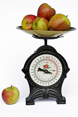 Küchenwaage mit  Früchten