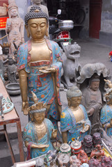Fototapeta premium Shanghai, Dongtai antique street market buddha.