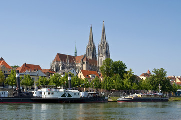 Fototapeta na wymiar Katedra w Ratyzbonie na Dunaju statkiem