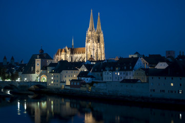 Fototapeta na wymiar Regensburg Cathedral w nocy
