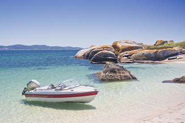Embarcaci&oacute;n en la isla de El Areoso, Illa de Arousa