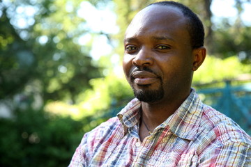Naklejka na ściany i meble African człowiek, patrząc arogancki, odkryty w parku
