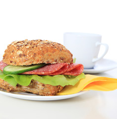 Belegtes Mehrkornbrötchen mit Salami