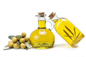 Dos aceiteras clásicas con aceite de oliva y aceitunas verdes