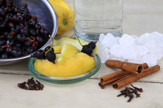 Zutaten f&uuml;r einen Ansatzlik&ouml;r aus Jostabeeren, Wodka