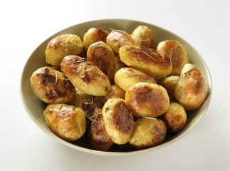 Patate intere al forno su ciotola