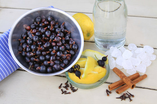 Zutaten f&uuml;r einen Ansatzlik&ouml;r aus Jostabeeren, Wodka