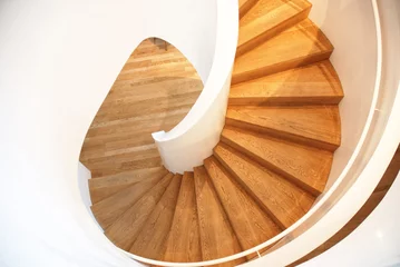 Fotobehang Trappen Houten trappen in een gebouw - witte wenteltrap met houten treden