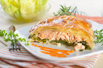 Lachs auf Lauch im Blätterteig mit Beilagensalat