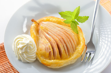 Birne in Bl&auml;tterteig