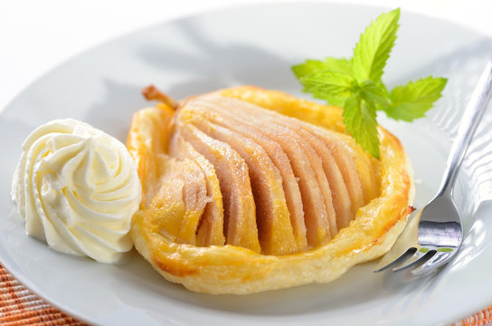 Birne in Bl&auml;tterteig gebacken