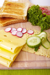 Käse, Toast, frisches Gemüse