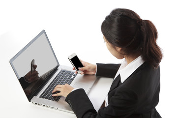 スマートフォンを操作する女性