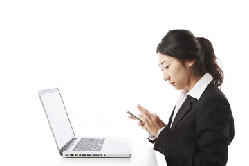 スマートフォンを操作する女性