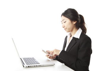 スマートフォンを操作する女性