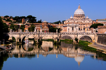 Fototapeta na wymiar Widok w kierunku Watykanu z Ponte Umberto I, Rzym, Włochy