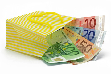 euronoten in einkaufstasche