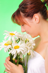 Obraz na płótnie Canvas Pretty young girl with chamomile flowers
