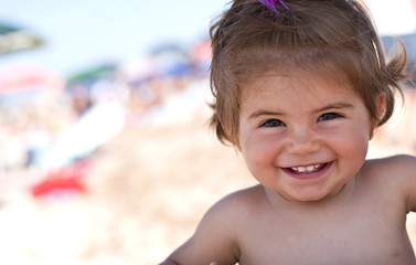 bimba che sorride al mare