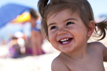 bimba al mare che sorride