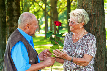 Älteres Senioren Paar ist verliebt.