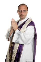 katholischer Priester beim Beten im Gottesdienst