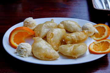 Beignets de pomme avec glace et zestes d'orange.