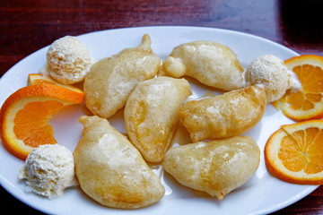 Beignets de pomme avec glace et zestes d'orange.