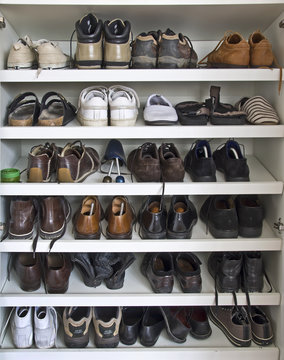 Meuble &agrave; chaussures, &eacute;tag&egrave;res &agrave; chaussures dans un placard, armoire de rangement, organisation de la maison 