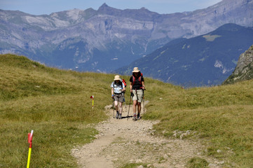 Fototapeta premium excursionistas alpes