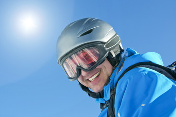 Skifahrer mit Helm