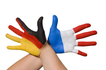 zwei Hände, die Deutschland und Frankreich symbolisieren