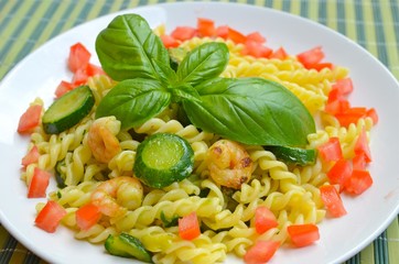 pasta con gamberi e zucchine
