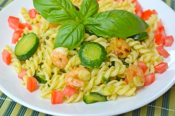 pasta con gamberi e zucchine