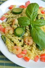 pasta con gamberi e zucchine