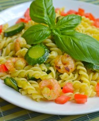 pasta con gamberi e zucchine