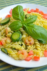 pasta con gamberi e zucchine