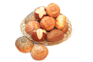 Korb mit kleinen Brötchen