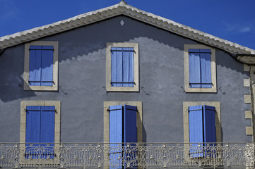 casa con finestre blu,Provenza