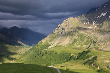 Fototapeta premium Col du Lautaret et ciel menaçant