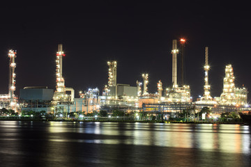 Obraz na płótnie Canvas Pejzaż z rzeką i rafinerii ropy naftowej fabryki
