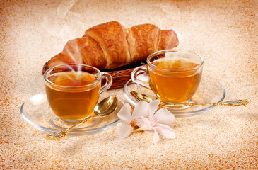 Tè caldo con croissant