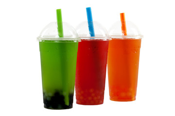 Bubble tea vor weissem Hintergrund