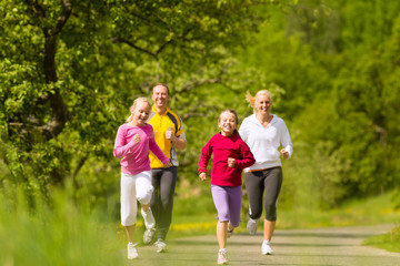 Familie joggt als Sport in der Natur