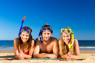 Freunde im Sommer Urlaub am Strand