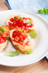 Bruschetta z mozzarellą i pomidorami