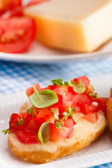Bruschetta z mozzarellą i pomidorami